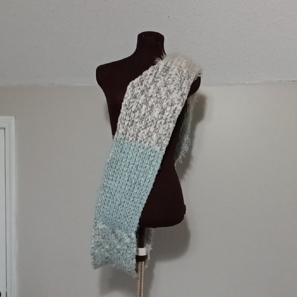 Elegant Two-Tone Knit Scarf